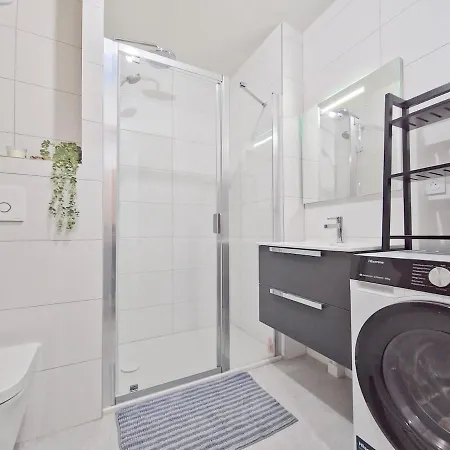 Apartment New - Spacious - Private Garage *
