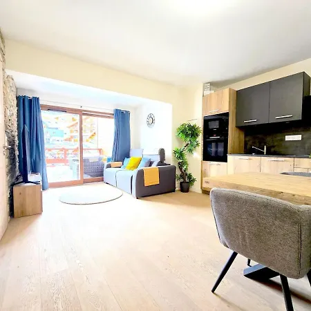 Apartment New - Spacious - Private Garage *